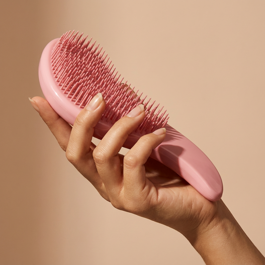 Escova Anti-Emaranhamento – Desembaraço suave e indolor para todos os tipos de cabelo.